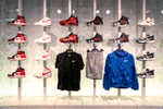 Nike篮球鞋与运动服装产品陈列
